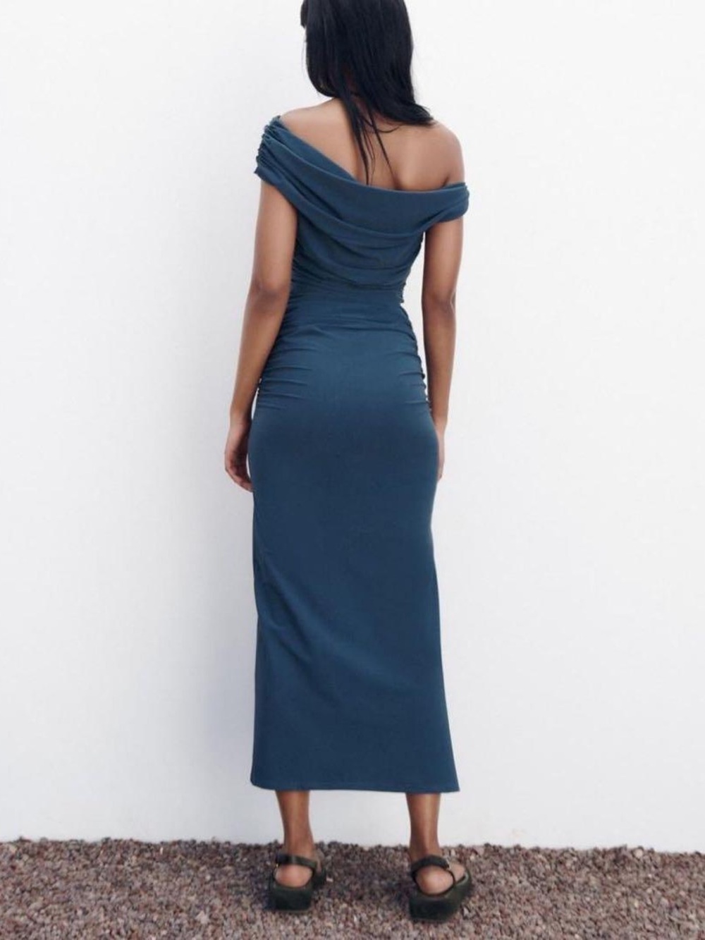 Off-Shoulder Ruched Crop Top - Picture 4 of 7